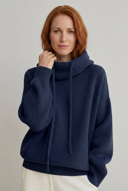 Women's Long Sleeve Hooded Jumper in Fine Knit Material